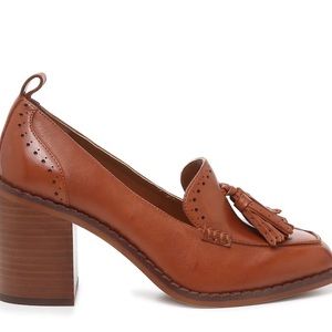 Vince Camuto CAIANA LOAFER with tassels! Never been worn (NWOT)